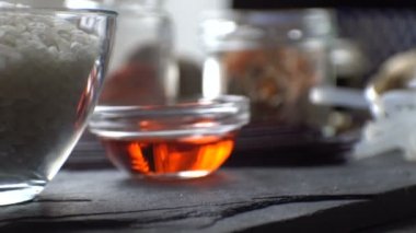 Beyaz pirinç noodle, kırmızı sirke ve limon taş. Asya mutfağı. Video