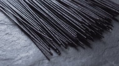 Kuru siyah pirinç şehriye taş boş alan. Asya mutfağı. Video