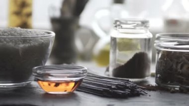 Kırmızı pirinç noodle masaya sirke, pirinç ve pirinç. Asya mutfağı. Video desaturate