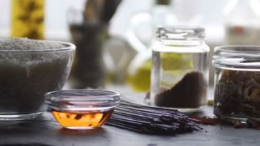 Kırmızı pirinç noodle masaya sirke, pirinç ve pirinç. Asya mutfağı. Video
