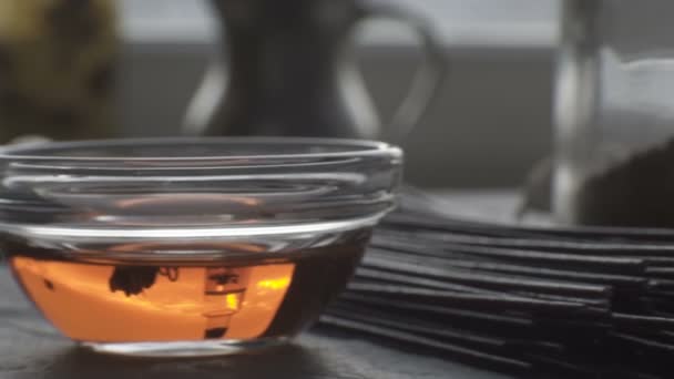 赤米酢、テーブルの上の焼きそば。アジア料理。ビデオの彩度を減らす — ストック動画