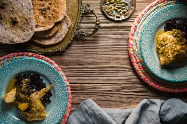 Tavuk köri siyah pirinç ile hizmet veren. Hint yemekleri