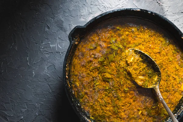 Preparación de pasta de curry en una sartén de hierro fundido. Comida india — Foto de Stock