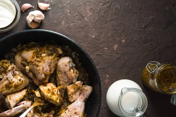 Trozos fritos de pollo en una sartén con espacio libre. Comida india — Foto de Stock