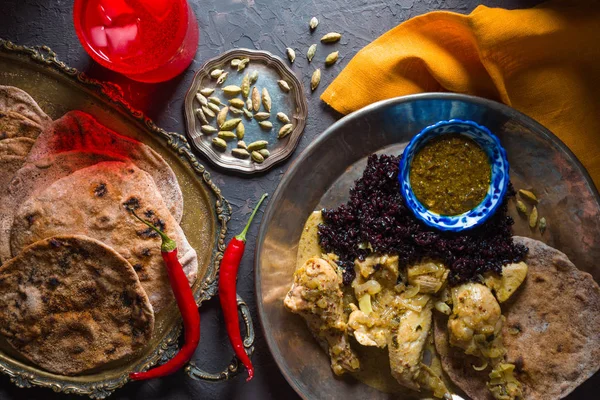 Κοτόπουλο κάρι, ρύζι και ψωμί chapati σε μια μεταλλική πλάκα. Ινδικό πιάτο — Φωτογραφία Αρχείου