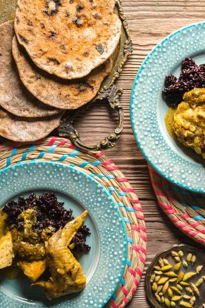 Chicken curry with black rice, serving close-up. Indian food — Stock Photo, Image