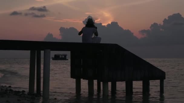 Océano Índico y puesta de sol, puente y niña. Maldivas video — Vídeo de stock