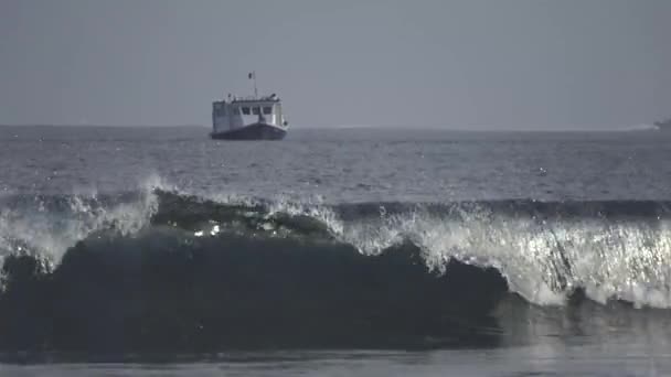 Barco, uma grande onda no Oceano Índico. Maldivas vídeo — Vídeo de Stock