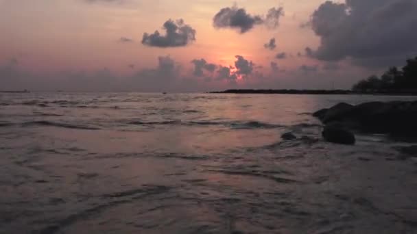 Puesta de sol sobre el Océano Índico. Maldivas video — Vídeo de stock