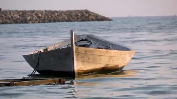 Лодка рыбаков в Индийском океане. Мальдивские видео — стоковое видео