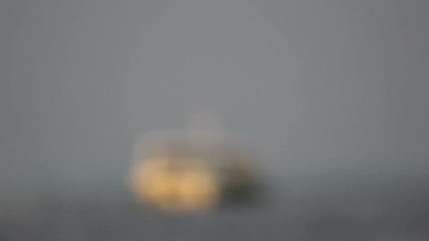 Hint Okyanusu, karanlık gökyüzü ve beyaz tekne. Maldivler video — Stok video