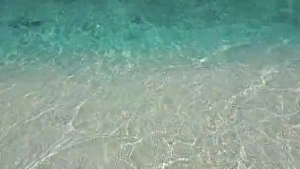 Onda e costa no Oceano Índico. Maldivas vídeo — Vídeo de Stock