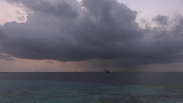 Tormenta y lluvia sobre el Océano Índico. Maldivas video — Vídeo de stock