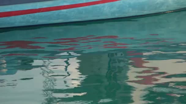 Reflejo del barco en la tranquila superficie del agua. Océano Índico video — Vídeos de Stock