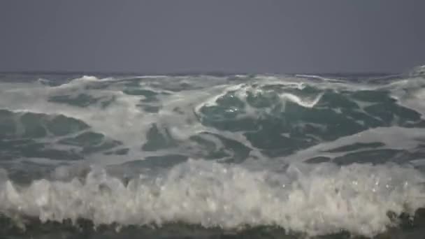 Grande onda espumosa no Oceano Índico. Maldivas vídeo — Vídeo de Stock