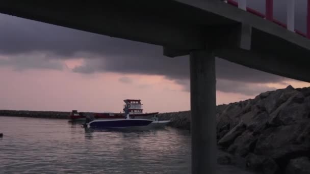 Rotsachtige kust en bridge, Oceaan en boot. Maldiven video — Stockvideo