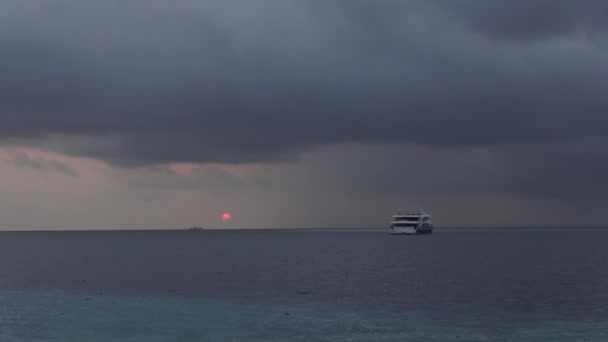 Tormenta y lluvia sobre el Océano Índico. Maldivas video primer plano — Vídeos de Stock