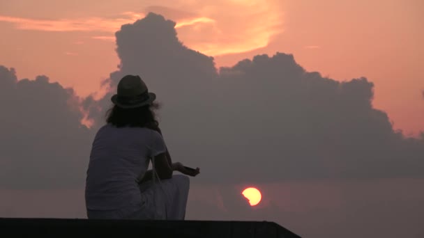 Chica en la costa Océano Índico, puesta de sol. Maldivas video — Vídeos de Stock