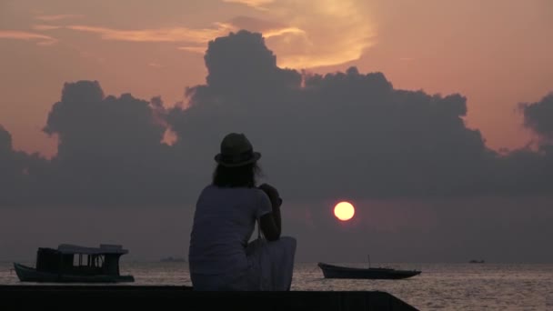 La chica mira la puesta de sol sobre el Océano Índico. Maldivas video — Vídeo de stock