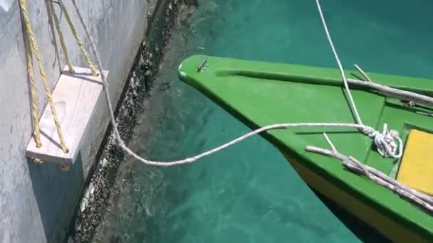 Barco de pesca no cais. Oceano Índico vídeo close-up — Vídeo de Stock