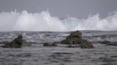 Resifleri ve Hint Okyanusu'nda büyük bir dalga. Maldivler video