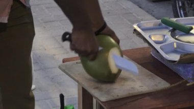 Adam genç taze hindistan cevizi parçalar sunmaktadır. Maldivler video kısmi bulanıklık