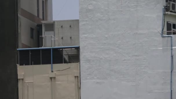 Fragmento de um edifício alto. Maldivas vídeo — Vídeo de Stock