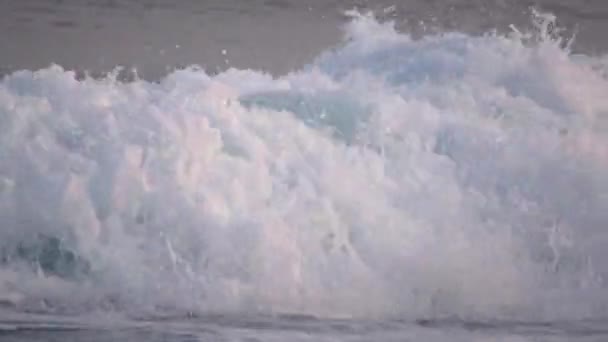 Grande onda espumosa bonita. Mar do Norte — Vídeo de Stock
