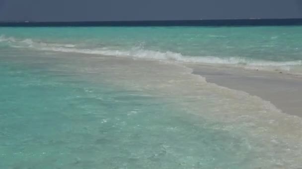 Sandy escupió en el Océano Índico. Maldivas primer plano de vídeo — Vídeos de Stock