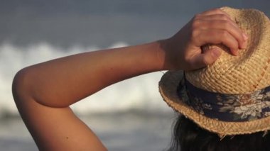 Kız Hint Okyanusu dalgaları bakıyor. Maldivler video