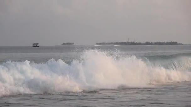 Индийский океан, волны. Мальдивские видео. Низкий контраст, десатурат — стоковое видео