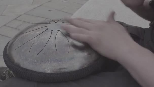 남성 손 행복 드럼에 가까이 — 비디오