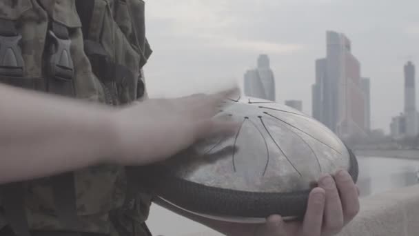 손은 해안가에 행복 드럼 재생 — 비디오