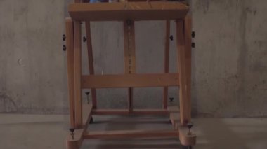 Tuval ile beton duvar çok uzak olmayan ahşap şövale