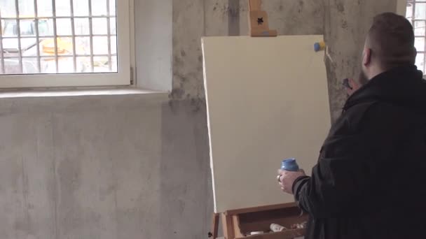 Художник рисует на холсте — стоковое видео