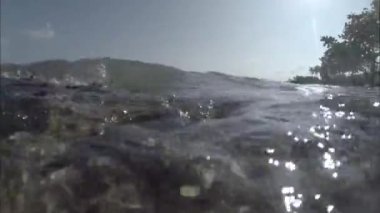 Çalışan dalgası, gökyüzü ve ağaçlar. Maldivler video