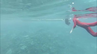 Kadın su altında ölü olarak yatıyor. Hint Okyanusu video