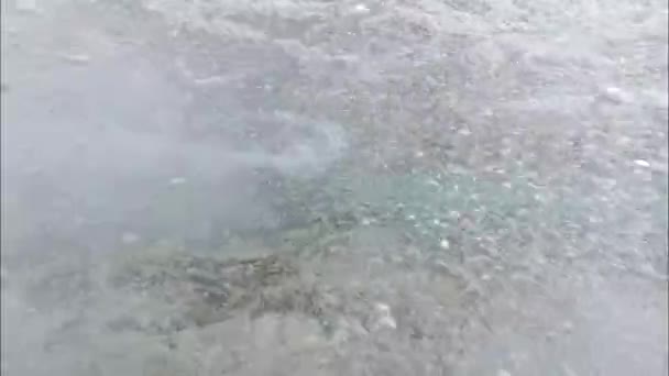 Récifs de pierre, surface de l'eau et bulles. Océan Indien vidéo 