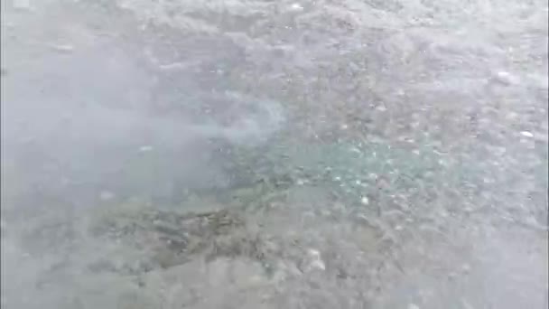 Stone riffen, water oppervlak en bubbels. Video van de Indische Oceaan — Stockvideo