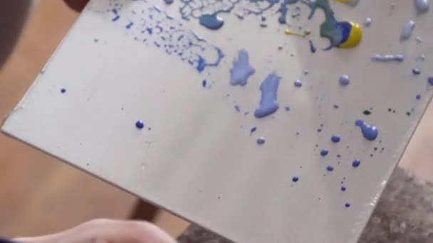 Змішування синьо-жовтих кольорів на відео палітрі — стокове відео