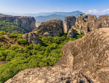 Yunanistan 'da dağlar ve meteor ağaçları.