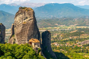 Yunanistan 'da bir kayanın arka planında göktaşı