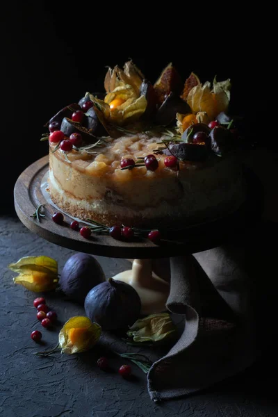 Cheesecake met vijgen en fysalis op een houder — Stockfoto