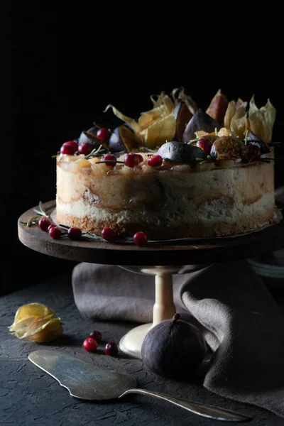 Tarta de queso de frutas en un soporte con una servilleta y una cuchara — Foto de Stock