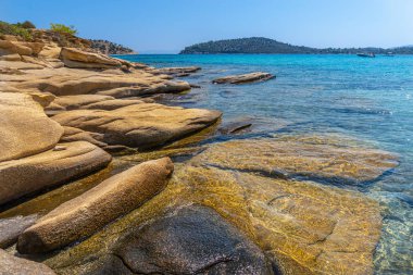 Yunanistan 'da suyun altında büyük sarı taşlar