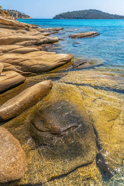 Grote gele stenen onder water in Griekenland — Stockfoto