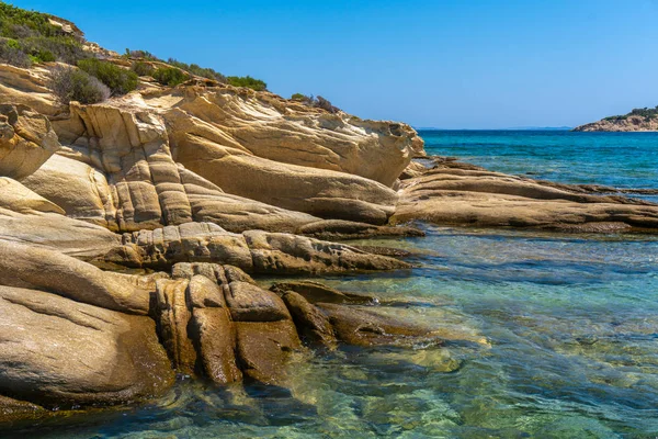 Mountain strata and sea in Greece — Stock Photo, Image