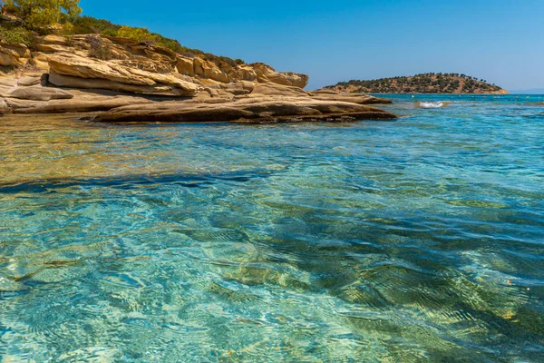 Rotskust en zee in Griekenland — Stockfoto