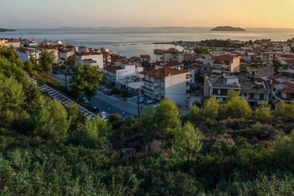 Будинки на березі моря в Греції — стокове фото