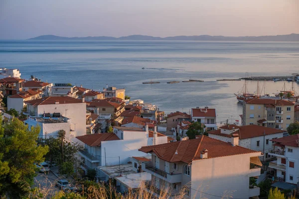 Mar e casas com telhados vermelhos na Grécia vista aérea — Fotografia de Stock